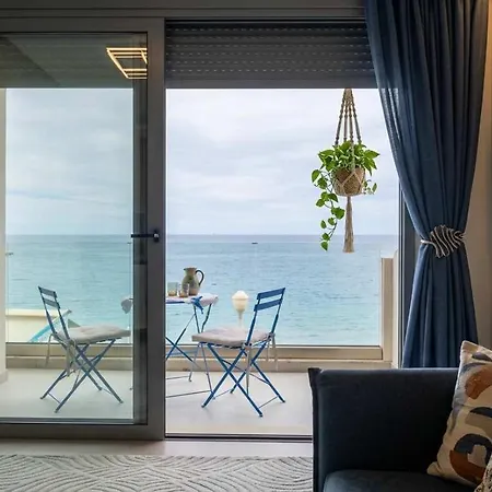 Apartman Modern Beachfront With Balcony